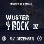 In weißer Schrift: Winter is coming... Wüster Rock 4 - Am 7. Dezember. In den unteren beiden Ecken die Logos vom Panama Kultur e.V. und dem Kulturzentrum Kreuz e.V. Im Hintergrund eine Sandwüste mit nächtlichem Sternenhimmel.